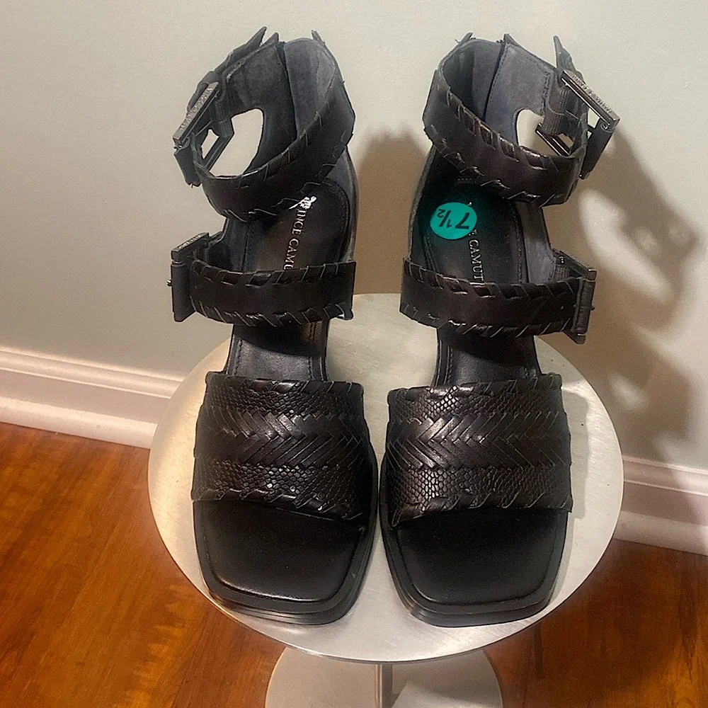 NWT VINCE CAMUTO WOMEN’S SURALYN SANDALS